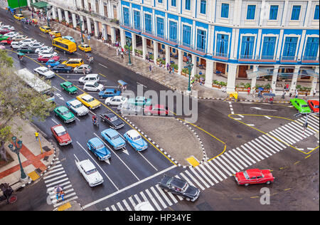 Alt, Vintage, Autos, in Paseo Marti oder Paseo Prado, Verkehr, La Habana Vieja Bezirk, La Habana, Kuba Stockfoto