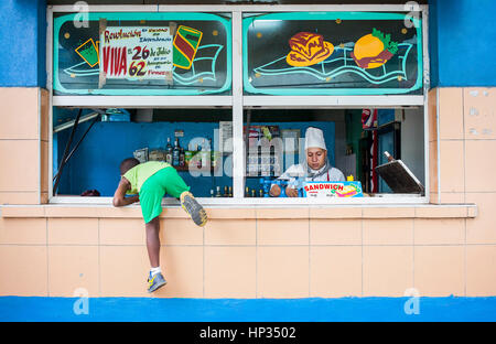 Kind, Kind, Junge und Koch, Bar Restaurant, in der San Mantin Straße, Centro Habana Bezirk, La Habana, Kuba Stockfoto