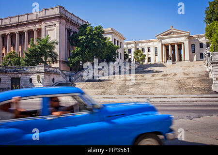 Taxi, Taxi, Taxi, Universität von Havanna, Vedado Bezirk, La Habana, Kuba Stockfoto