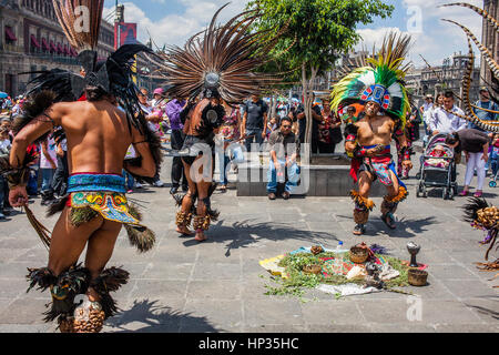 Aztec Dancers Group, Street Artist, Busker, Plaza de la Constitución, El Zocalo, Zocalo Square, Mexiko-Stadt, Mexiko Stockfoto