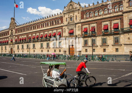 National-Palast, Palacio Nacional in Plaza De La Constitución, El Zocalo, Zocalo Quadrat, Mexiko-Stadt, Mexiko Stockfoto