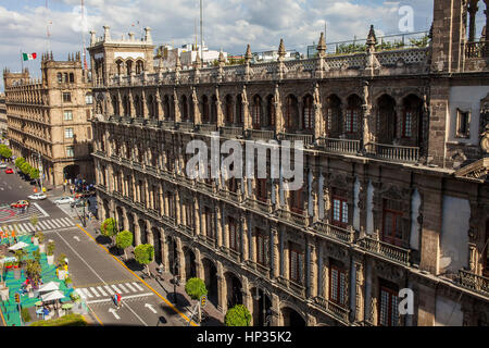 Im Hintergrund Regierung Gebäude von Mexiko-Stadt und altes Rathaus auf der rechten Seite, Plaza De La Constitución, El Zocalo, Zocalo Quadrat, Mexiko-Stadt, Mexiko Stockfoto