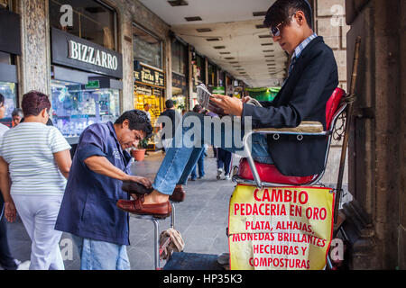 Shoeshine Mann und Client in Plaza De La Constitución, El Zocalo, Zocalo Quadrat, Mexiko-Stadt, Mexiko Stockfoto