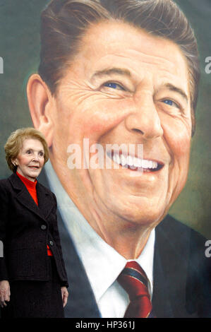 Ehemalige First Lady Nancy Reagan bei einer Zeremonie für die neue United States Postal Service Stempel des späten Präsidenten Ronald Reagan im Ronald Reagan Presidential Library and Museum in Simi Valley, CA am 9. November 2004. Bildnachweis: Francis Specker Stockfoto