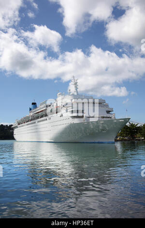 Große weiße Kreuzfahrtschiff angedockt in Castries, St. Lucia, Karibik. Stockfoto