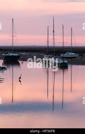 Heron Angeln bei Sonnenaufgang, Brunnen als nächstes Meer Stockfoto