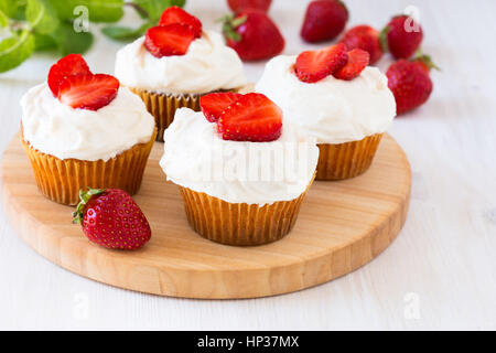 Hausgemachte Erdbeer-Cupcakes mit gepeitschter Creme Belag Stockfoto