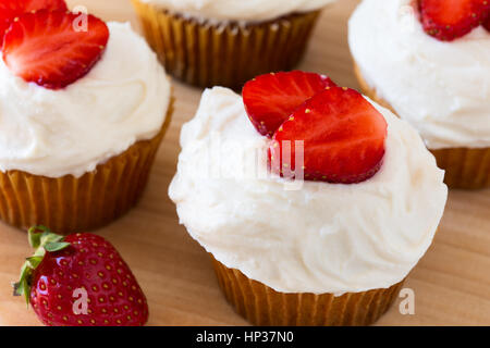 Hausgemachte Erdbeer-Cupcakes mit gepeitschter Creme Belag Stockfoto