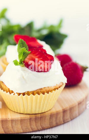 Hausgemachte Erdbeer-Cupcakes mit gepeitschter Creme Belag Stockfoto