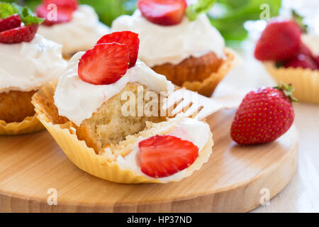 Hausgemachte Erdbeer-Cupcakes mit gepeitschter Creme Belag Stockfoto