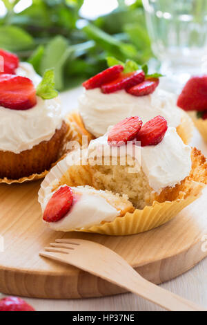 Hausgemachte Erdbeer-Cupcakes mit gepeitschter Creme Belag Stockfoto
