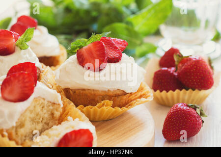 Hausgemachte Erdbeer-Cupcakes mit gepeitschter Creme Belag Stockfoto