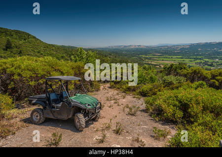 Blick von oben auf dem Hügel, handlich, ATV, Quad Runner, Leben auf dem Land Stockfoto