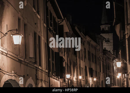 Pordenone Innenstadt in der Nacht Stockfoto