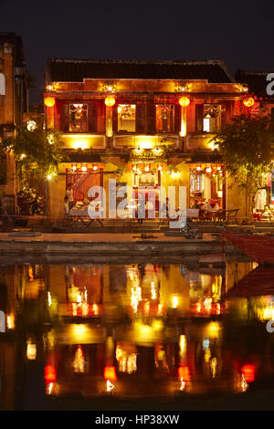 Yung Dat Thap - Tiefland Restaurant spiegelt sich in Thu Bon Fluss in der Abenddämmerung, Hoi an ein (UNESCO Weltkulturerbe), Vietnam Stockfoto