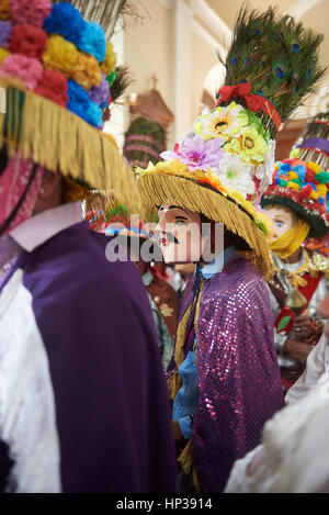 Diriamba, Nicaragua - 4. Januar 2017: Buntes Kleid und Maske auf Feier in Nicaragua Diriamba Kirche Stockfoto