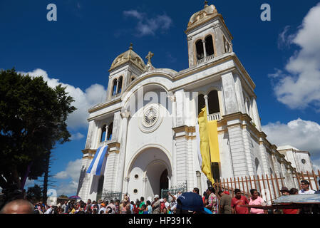 Diriamba, Nicaragua - 4. Januar 2017: Feiertag in Diriamba Stadt im zentralen Platz mit Hauptkirche auf Feier Stockfoto