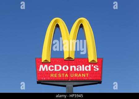 Horsens, Dänemark - 30. September 2015: McDonald's-Logo auf einem Mast. McDonald's ist der weltweit größte Kette von Hamburger Fastfood-restaurants Stockfoto