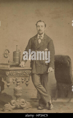 1860er Jahren antike berufliche Studio Foto ein britischer Ingenieur, Erfinder, oder Dampf-Enthusiasten und seiner Schöpfung, eine vertikale Frischdampf Motor Modell Spielzeug mit einem Holz verkleidet Kessel. Quelle: CDV, Carte de Visite von T.Jones, hoch- und Querformat-Fotograf, 51 Broad Street, Ludlow, Vereinigtes Königreich. Stockfoto