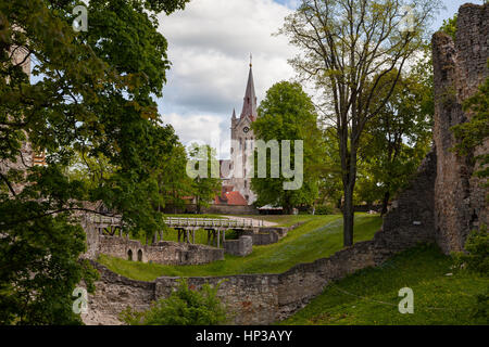 Hölzerne Brücke, Kathedrale und Grünanlage rund um schöne Ruinen der alten Livländischen Burg in der Altstadt von Cesis, Lettland. Grün und Sommer tagsüber. Stockfoto