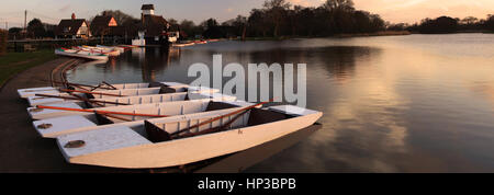 Frühling, April, Mai, Juni, Sonnenuntergang über die bunte hölzerne Ruderboote zu mieten auf dem bloßen Thorpeness Village, Suffolk County, England Stockfoto