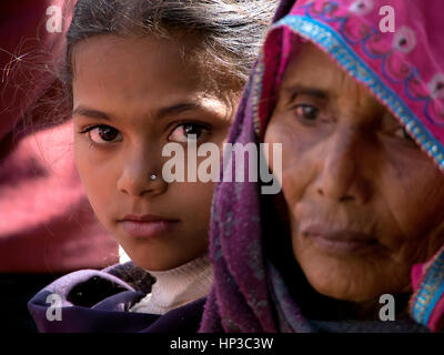 Nahaufnahme Porträts ein indisches Kind und eine alte indische Tracht, Kopf bedeckt Stockfoto
