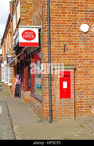 Post Office Zeichen und Briefkasten im Dorf von Horning, Norfolk, England, Vereinigtes Königreich. Stockfoto