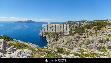 Panorama-Klippe. Klippe, bedeckt mit Rasen bietet unglaubliche Aussicht auf das Meer und in der Ferne kann den Berg noch nicht gesehen. Stockfoto