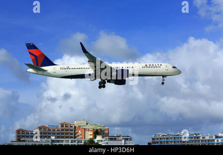 Eine Delat Airlines Boeing 757 kommen, um auf St. Maarten landen Stockfoto