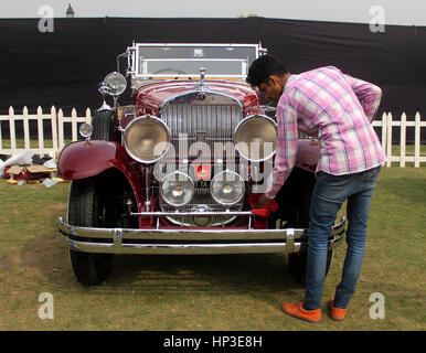 Delhi, Indien. 17. Februar 2017. Oldtimer auf dem Display an 21 Gun Salute internationale Oldtimer-Rallye & Concours Show 2017 in India Gate in Neu-Delhi am Freitag. Foto von Shrikant Singh. Bildnachweis: Shrikant Singh/Pacific Press/Alamy Live-Nachrichten Stockfoto