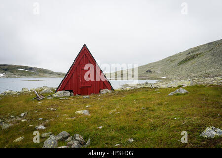 Eine norwegische rote Kabine neben Aurlandsfjellet. Dies ist eine touristische Route zwischen Aurlandsvangen und Lærdalsøyri. Bekannt als die "Schnee-Straße" zwischen th Stockfoto