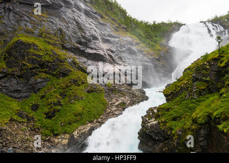 Kjosfossen ia Wasserfall befindet sich in Aurland Gemeinde in Sogn Og Fjordane Grafschaft, Norwegen. Der Wasserfall ist eines der meisten Vsited touristische Attraktionen Stockfoto