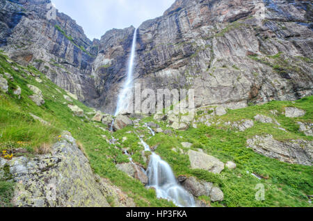 Schöne Berglandschaft mit Wasserfall Stockfoto