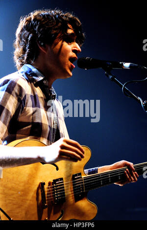 BARCELONA - NOV 13: Ezra Koenig, Frontmann von Vampire Weekend, führt auf Diskothek Razzmatazz am 13. November 2010 in Barcelona, Spanien. Stockfoto