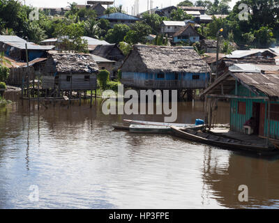 Amazonas, Peru - 13. Mai 2016: Kleines Dorf am Ufer des Amazonas Stockfoto