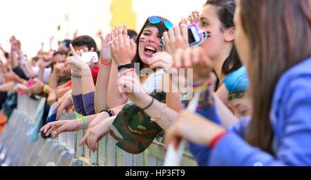 BARCELONA - 23 Mai: Mädchen aus dem Publikum vor der Bühne anfeuern auf ihren Idolen bei Primavera Pop Festival von Badalona 18. Mai 2014 ich Stockfoto