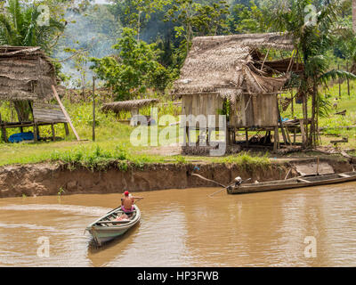 Amazonas, Peru - 13. Mai 2016: Kleines Dorf am Ufer des Amazonas Stockfoto