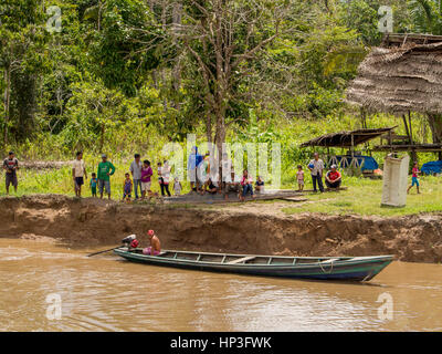 Amazonas, Peru - 13. Mai 2016: Kleines Dorf am Ufer des Amazonas Stockfoto