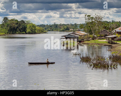 Amazonas, Peru - 13. Mai 2016: Ansicht des Amazonas-Flusses aus dem Frachtschiff. Stockfoto