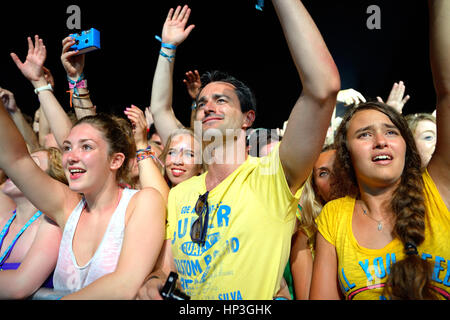 BENICASSIM, Spanien - 17 Juli: Menge in einem Konzert am FIB Festival am 17. Juli 2014 in Benicassim, Spanien. Stockfoto