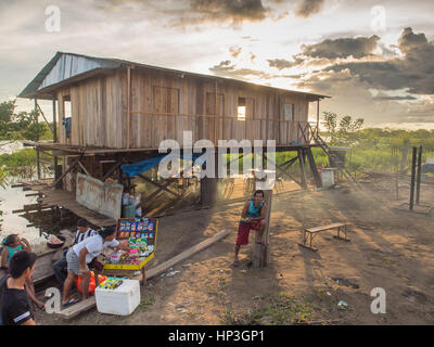 Santa Rosa, Peru - 11. Mai 2016: Kleiner Markt im Hafen für Frachtschiff. Stockfoto