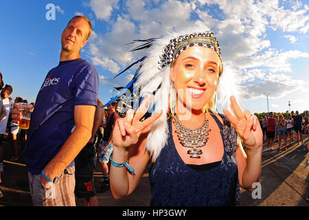 BENICASSIM, Spanien - 20 Juli: Menge in einem Konzert am FIB Festival am 20. Juli 2014 in Benicassim, Spanien. Stockfoto