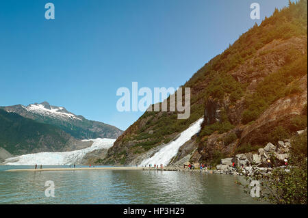 Gletscher und Wasserfall Tour in Alaska. Personen im Urlaub in Mendenhall Gletscher alaska Stockfoto