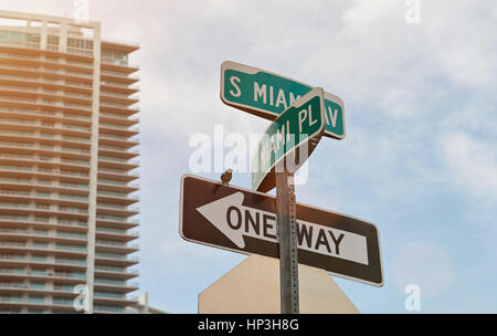 Miami Stadtstraße anmelden Wolkenkratzer Himmelshintergrund. Zeichen Pfeile Miami Straße Stockfoto