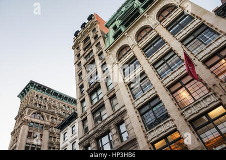 Traditionelle gusseiserne Gebäude am Broadway im historischen Stadtteil Soho, New York City, USA Stockfoto