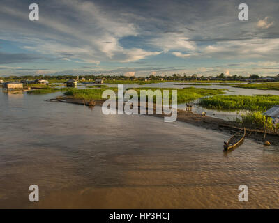 Santa Rosa, Peru - 11. Mai 2016: Ansicht des Amazonas-Flusses aus dem Frachtschiff. Stockfoto