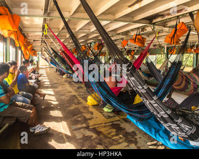 Amazonas, Peru - 12. Mai 2016: Schöne, bunte Hängematten auf dem Frachtschiff. Stockfoto