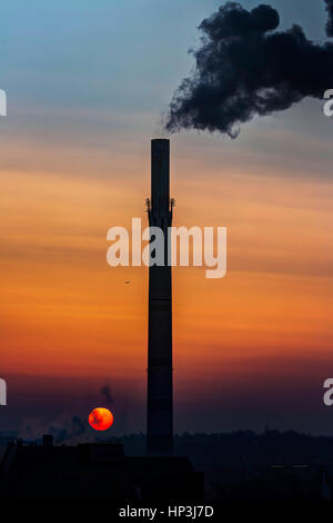 Kraftwerk, passives Müllverbrennung Pflanze in Stuttgart-Münster, mit Schornstein Rauchen, Sonnenuntergang, Stuttgart Stockfoto
