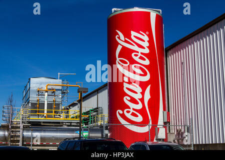 Indianapolis - ca. Februar 2017: Giant kann von Coca Cola schmückt die Abfüllfabrik. Cola-Produkte gehören zu den besten Verkauf von alkoholfreien Getränken in der uns-X Stockfoto