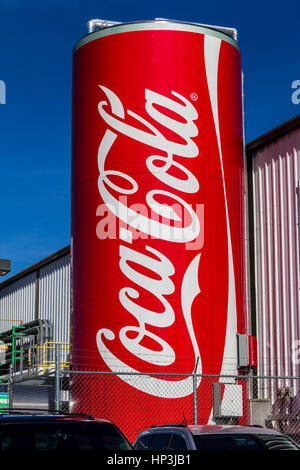 Indianapolis - ca. Februar 2017: Giant kann von Coca Cola schmückt die Abfüllfabrik. Cola-Produkte gehören zu den besten Verkauf von alkoholfreien Getränken in der uns-X Stockfoto